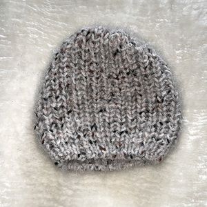 Women’s knit beanie hat in light grey